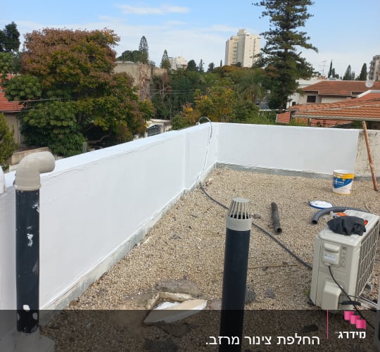 צינורות אטומים על גג עם חצץ